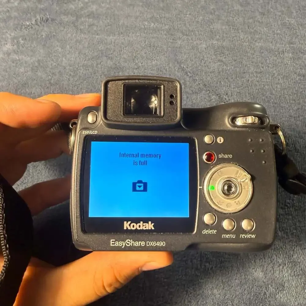 Kodak EasyShare DX6490 4.0 MP Digital Camera with Case Logic Case and Charger